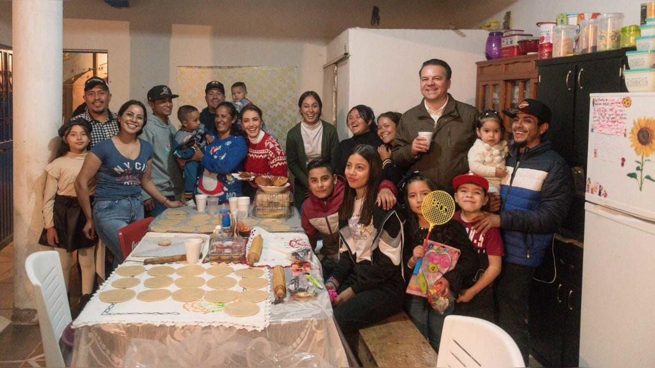 El gobernador Esteban Villegas y su esposa repartieron cenas navideñas