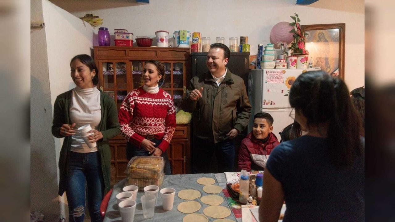 El gobernador Esteban Villegas y su esposa repartieron cenas navideñas