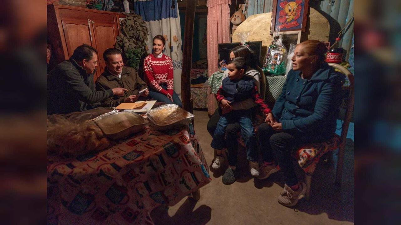 El gobernador Esteban Villegas y su esposa repartieron cenas navideñas