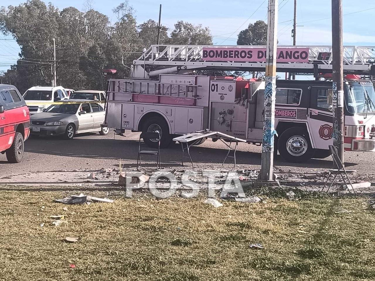 Un puesto que vendía pirotecnica de manera irregular, se prendió luego de que un conductor lanzara una colilla de cigarro encendida. Foto: Especial.