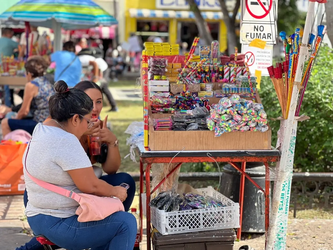 Puesto de pirotecnia en el centro de Mérida. Foto: Irving Gil