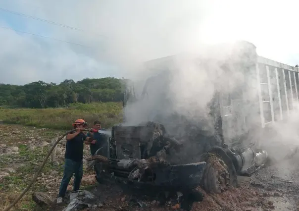 Camión de carga en llamas: Incendio por corto circuito en Oxkutzcab