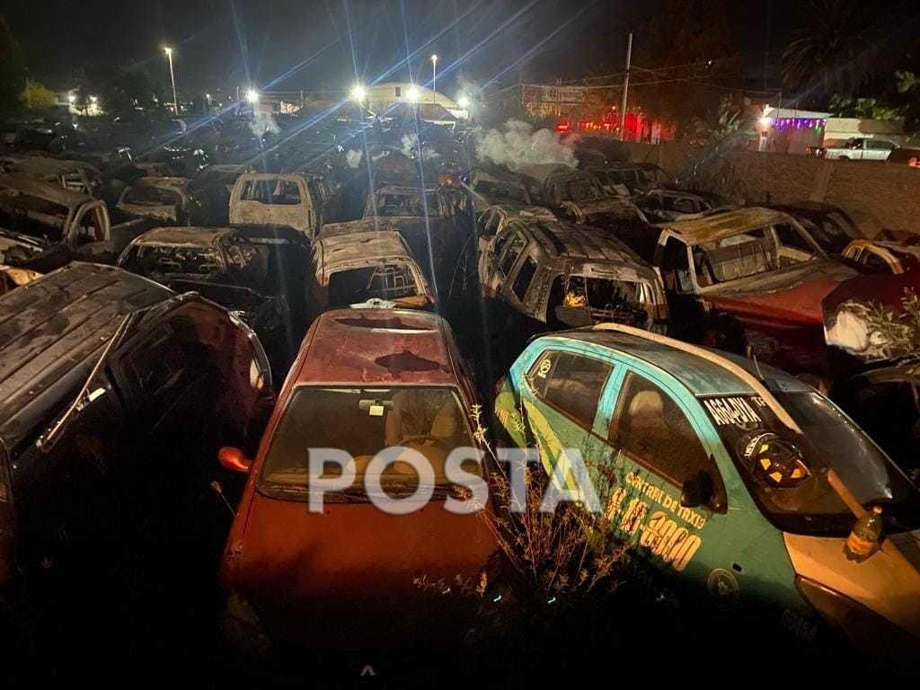 Elementos de Protección Civil necesitaron dos pipas de agua para sofocar el fuego del yonque. Foto: Especial.