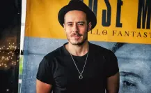 Firma fan de José Madero su INE con dedicatoria especial para el artista