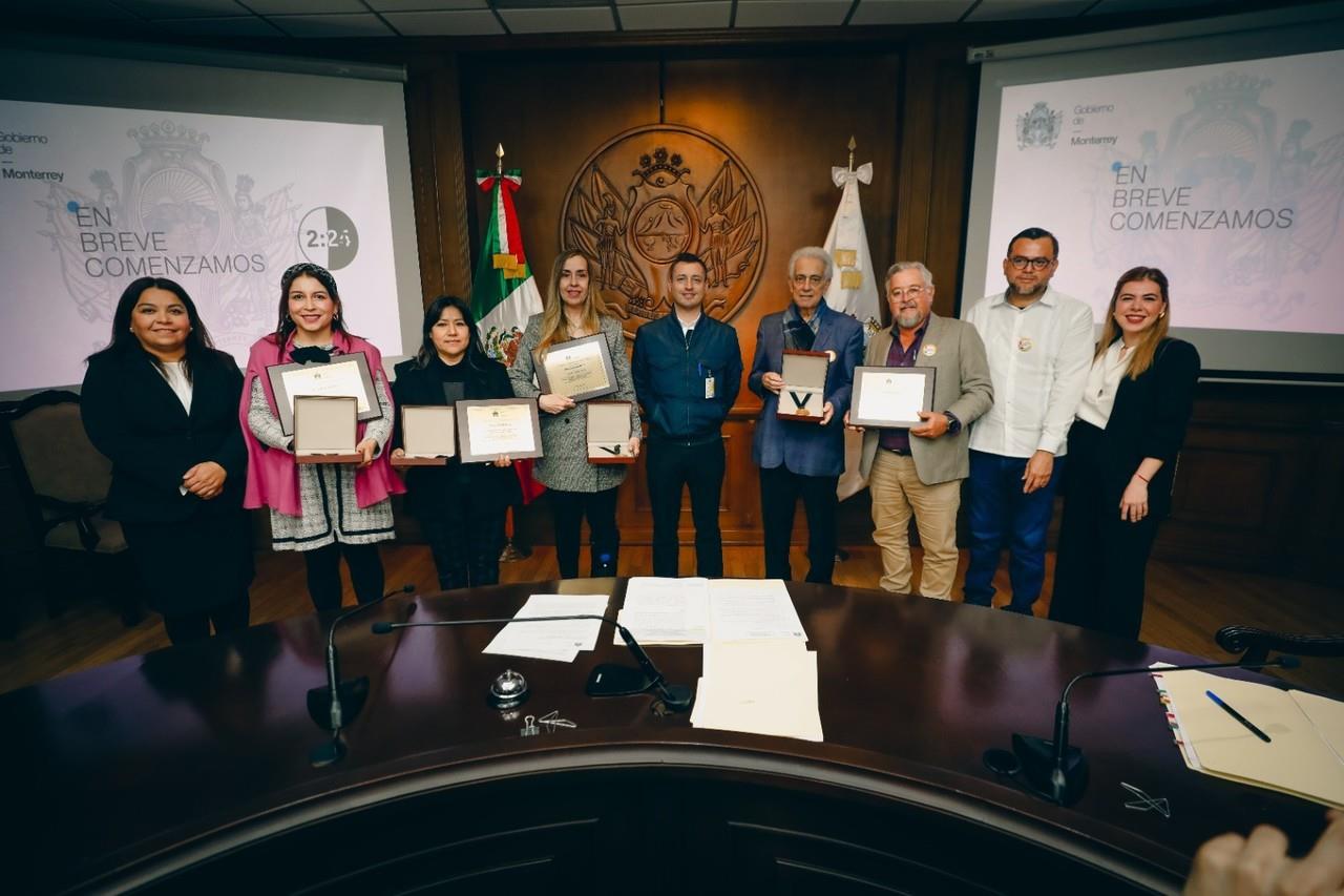 Este galardón se le otorgó por sus labores ambientalistas como reforestación, impartición de conferencias en secundarias y promoción de huertos escolares. Foto: Municipio de Monterrey