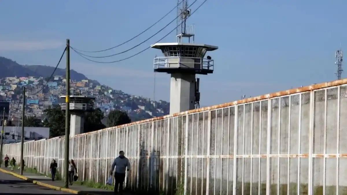 Quien fuera ayudada por dos hombres, una mujer fue detenida en su intento de fuga del Centro Femenil de Reinserción Social Santa Martha Acatitla. Fuente: Ambas Manos