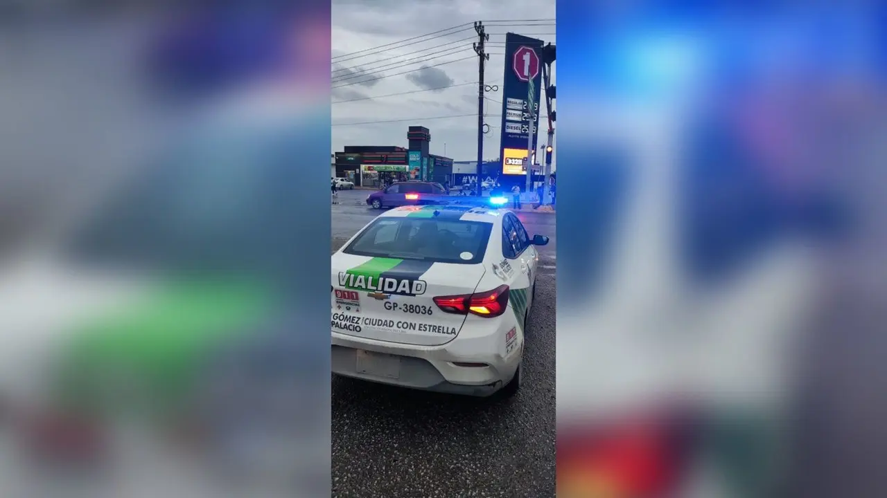 Elementos de la policía vial de Gómez Palacio, dan recomendaciones para viajar durante esta temporada. Foto: Cortesía.