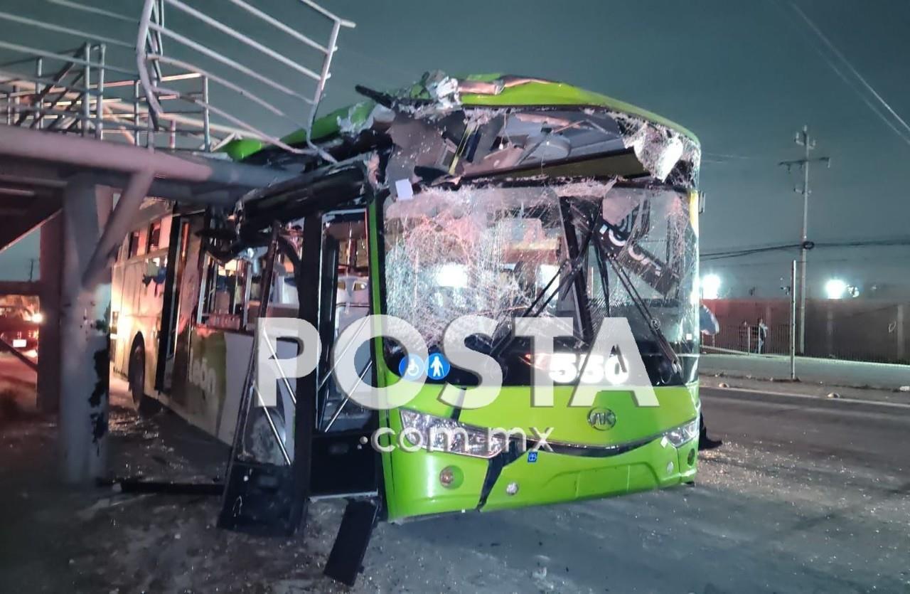 El hecho donde niños y adultos salieron lesionados, que viajaban en la ruta Bosques de los Nogales se dio sobre la Carretera a Salinas Victoria entre la séptima zona militar y el Cereso de Apodaca. Foto: Raymundo Elizalde.