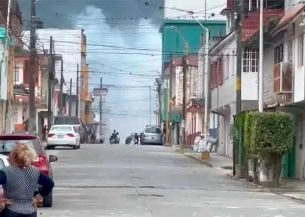 Mientras los ciudadanos pasaban por la zona, escucharon un estruendo al interior de un local de pirotecnia por lo que corrieron para resguardarse. Foto: Veracruz al día.