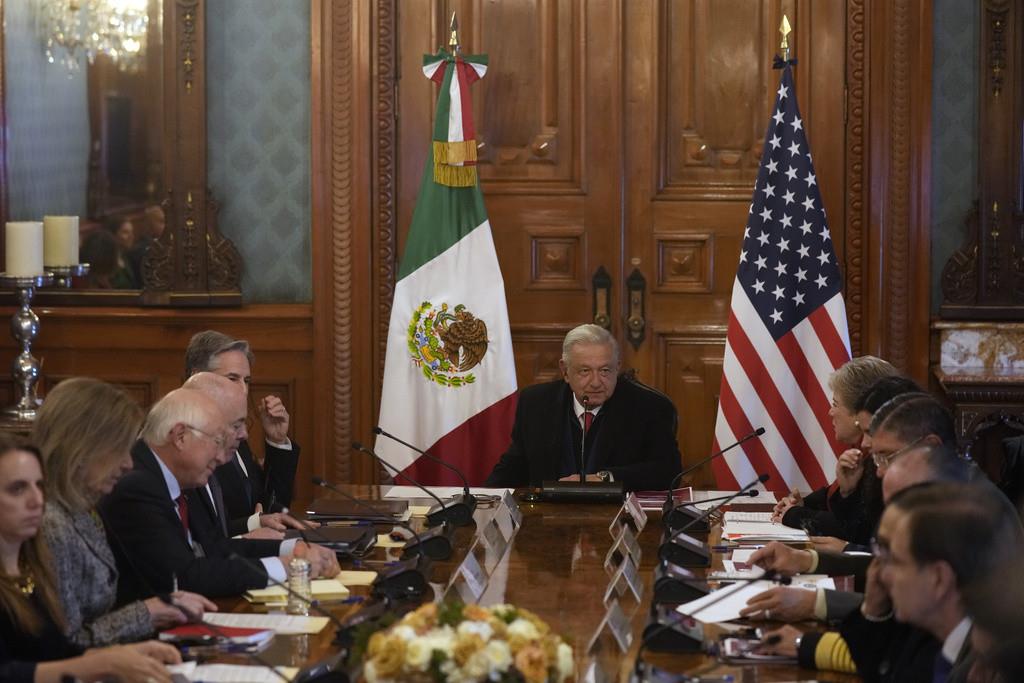 El presidente mexicano, Andrés Manuel López Obrador, en el centro, en un encuentro con el secretario de Estado estadounidense, Antony Blinken, arriba a la izquierda, parcialmente tapado, y la secretaria de Relaciones Exteriores mexicana, Alicia Bárcena, ar