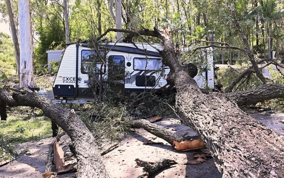 Un árbol caído sobre una casa rodante, cerca de Gold Coast, Australia. (Dave Hunt/AAP Image via AP)