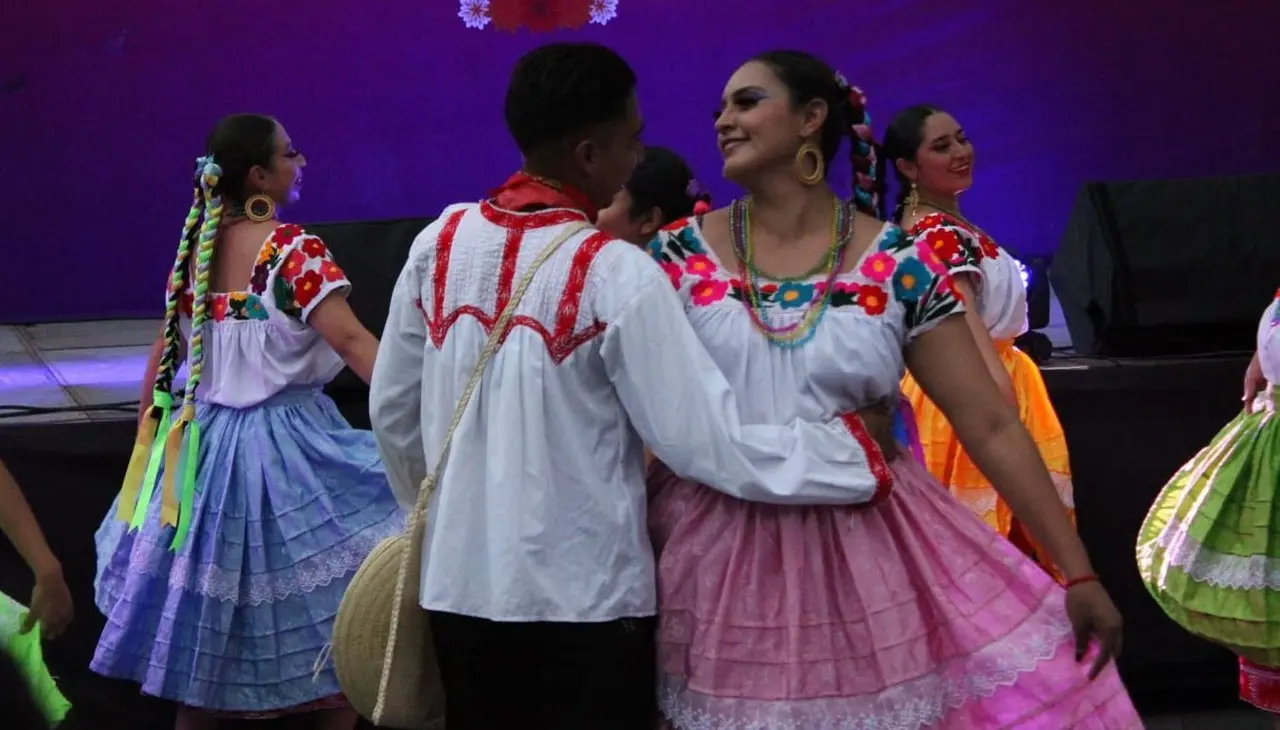 La compañía de Danza Folklórica recauda fondos para acudir a Barcelona, España, a representar a México. Foto: Especial