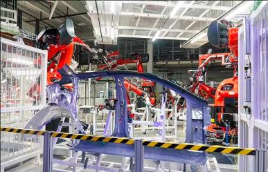 Ataca Robot de Tesla a ingeniero en fábrica de Houston, Texas