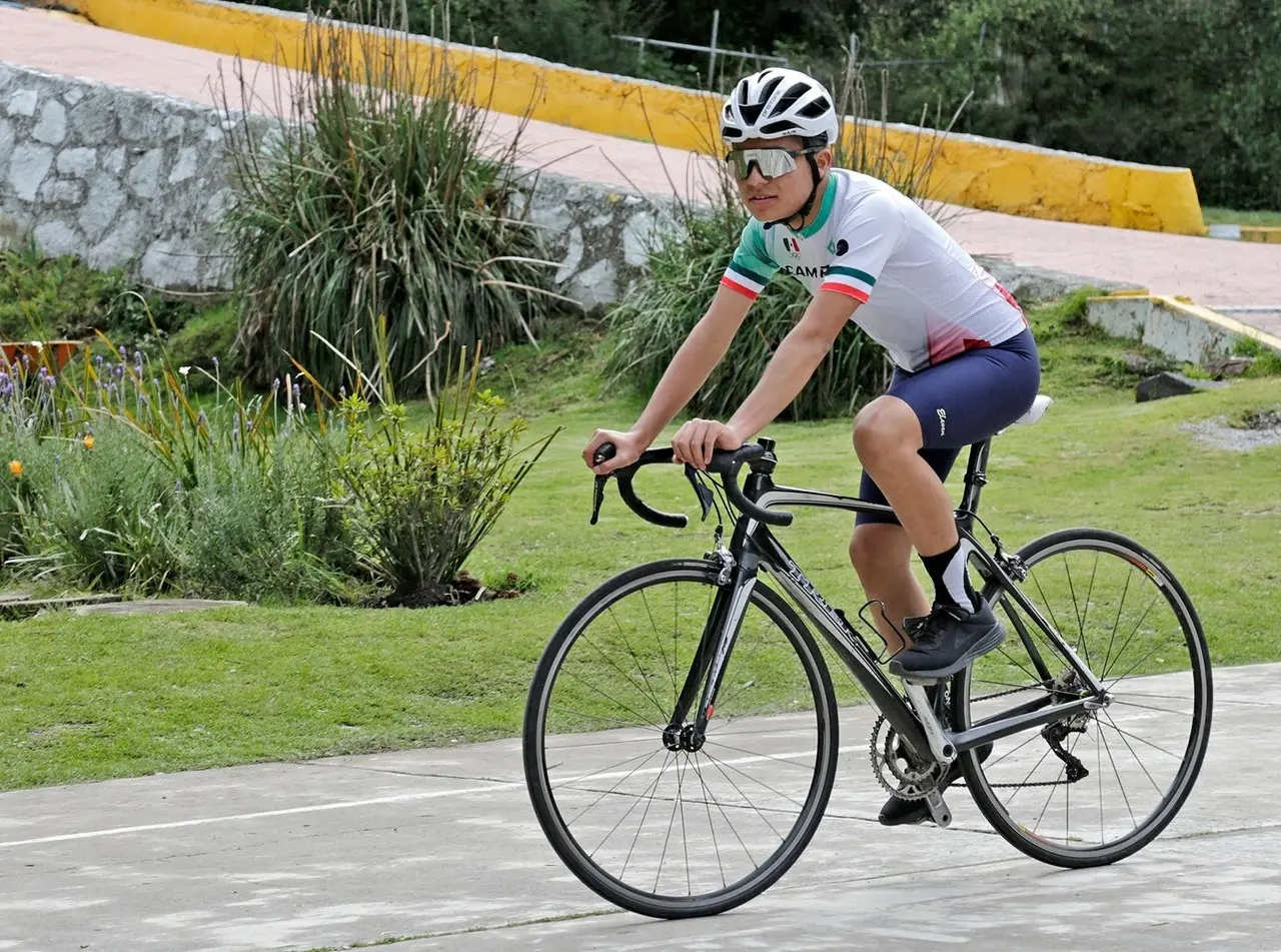 Estudiante del Conalep triunfa en Campeonato Nacional de Ciclismo de Pista 2023. Imagen: GEM