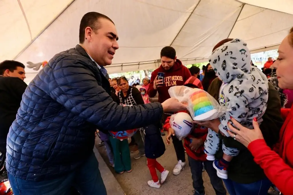 El coordinador de los diputados locales del PRI, Heriberto Treviño Cantú repartió juguetes entre niños y niñas del municipio de Juárez. Fotos. Cortesía