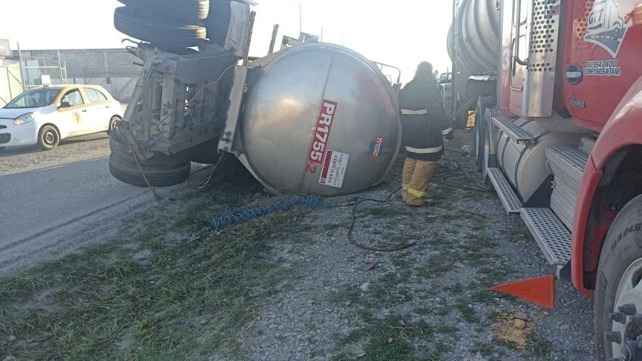 Protección Civil atiende volcadura de autotanque en Autopista Monterrey Reynosa