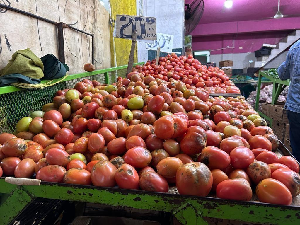 Durante un recorrido en el Mesón Estrella, POSTA constató que los precios se incrementaron considerablemente, y los clientes se vieron obligados a adquirir menor cantidad de verduras. Foto: Rosy Sandoval.