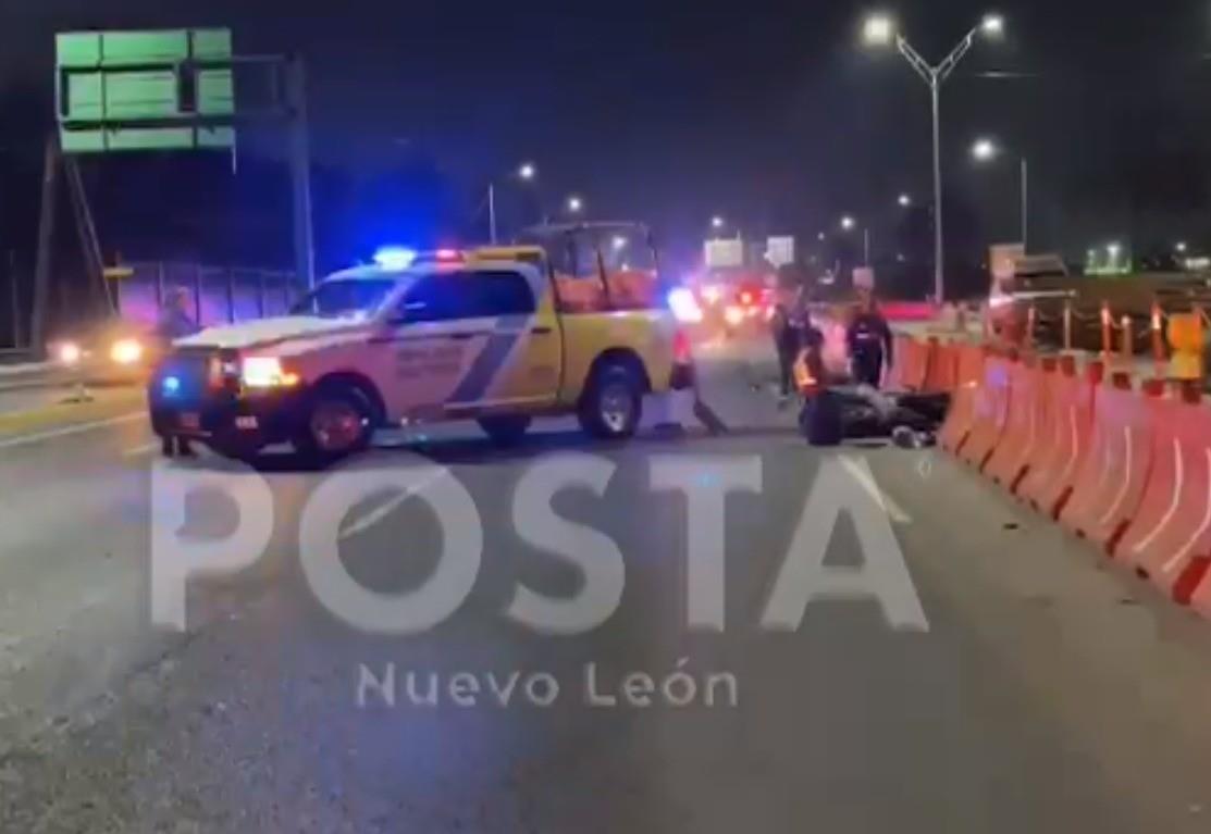 Según autoridades el conductor circulaba sobre sobre los carriles exprés y al no respetar un cierre de vialidad, primero choca contra unos muros naranjas de plástico. Foto: Raymundo Elizalde.