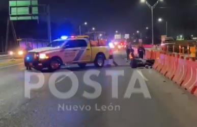 Choca motociclista contra señalamientos en Monterrey