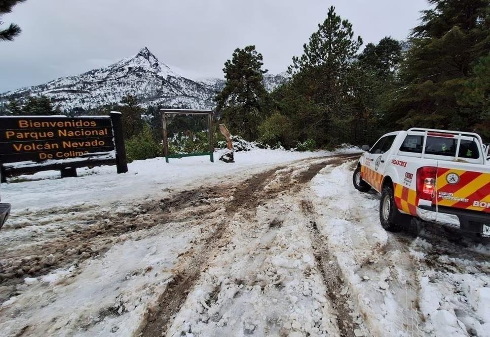 Fuerte granizada pinta de blanco el Nevado de Colima