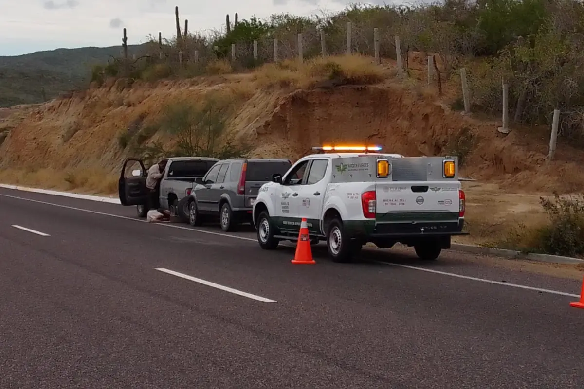 Ángeles Verdes brindan ayuda a automovilistas en carreteras de Baja California Sur. Foto: David Ortega