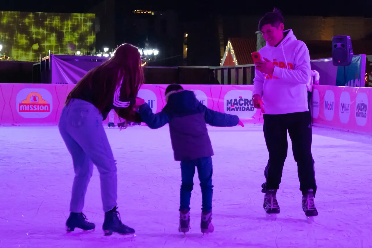 En la MacroNavidad, podrás disfrutar de emocionantes actividades como una pista de hielo de 900 metros cuadrados. Foto: Gobierno de Nuevo León.