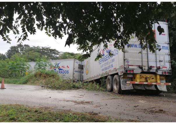 Conductor de tráiler con doble remolque pierde el control en el Periférico