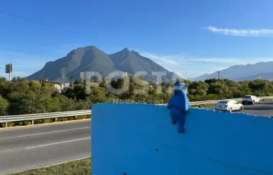 ¿Quién colocó una figurita en el pedestal de Plaza Sésamo en Monterrey?