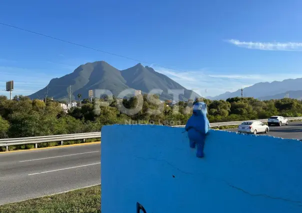 ¿Quién colocó una figurita en el pedestal de Plaza Sésamo en Monterrey?