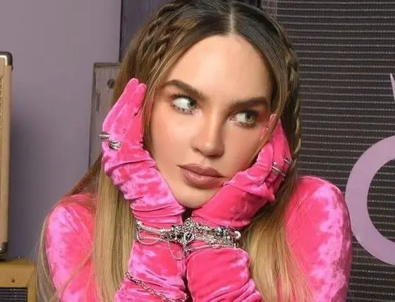 Belinda se disculpó con uno de sus fanáticos por tirarle el celular Foto: Instagram