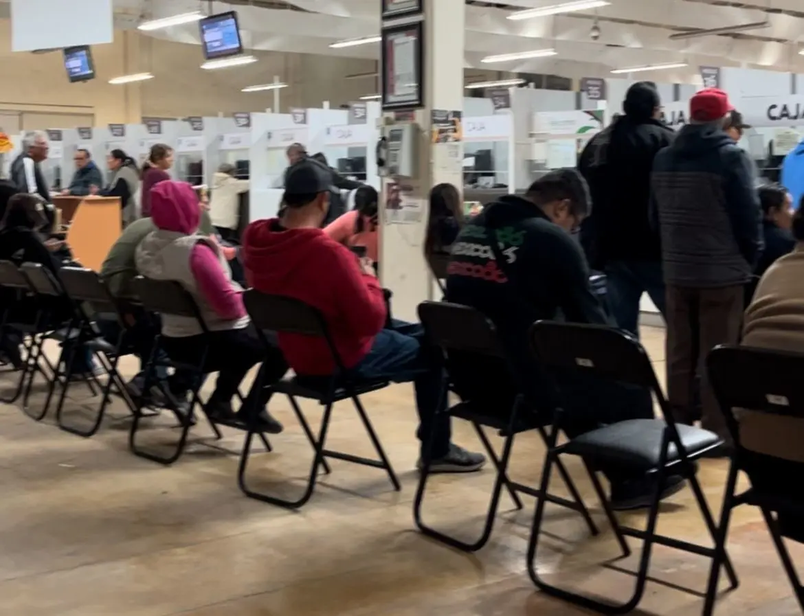 Ciudadanos hacen filas de hasta medio día para aprovechar descuentos en pagos de impuestos y servicios. Foto: Jesús Carrillo.