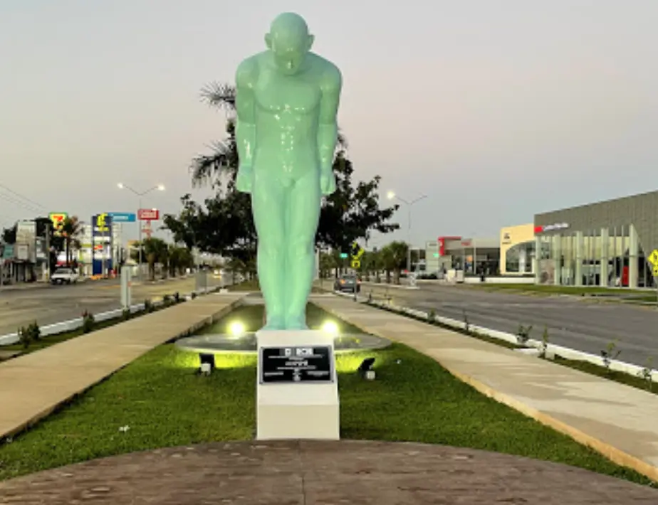 La obra Greetingman se levantó en Mérida en 2021 como parte de las celebraciones de la relación entre Yucatán y Corea del Sur.- Foto del Ayuntamiento de Mérida