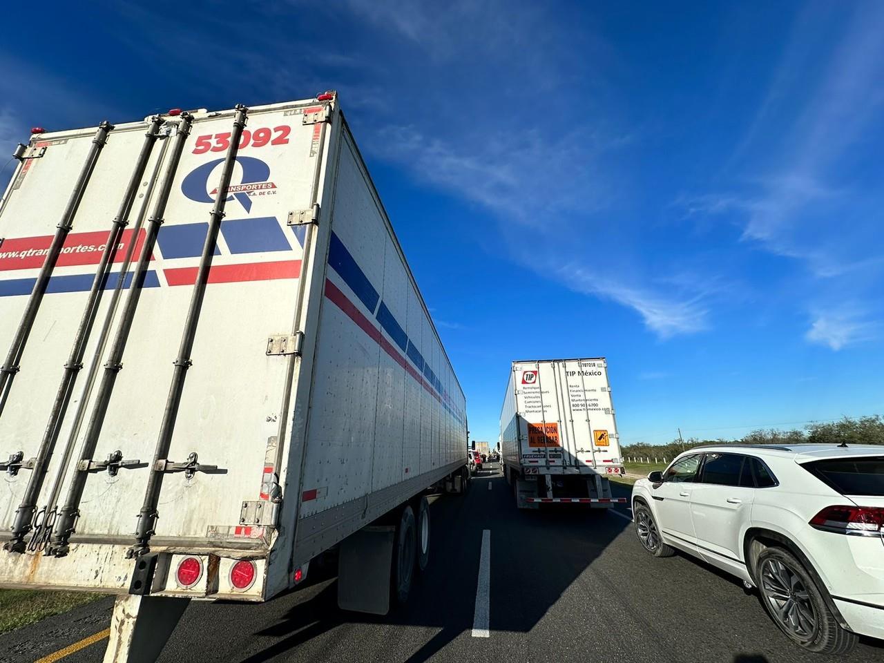 Paraliza choque de tráileres autopista a Laredo