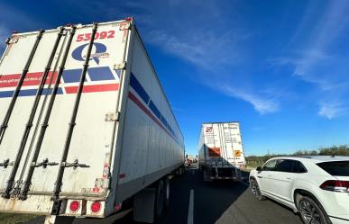 Paraliza choque de tráileres autopista a Laredo