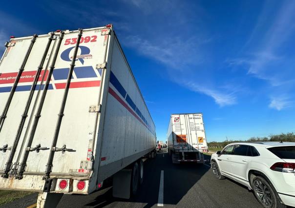 Paraliza choque de tráileres autopista a Laredo