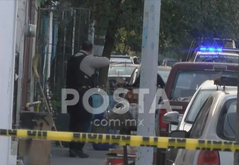Aunque los sospechosos intentaron escapar por las azoteas de las viviendas contiguas, se logró detener a cinco hombres, y asegurar el auto en el que viajaban. Foto: Raymundo Elizalde.