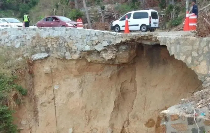 El tránsito en dicha zona se mantiene de manera fluida, a pesar de la reducción en el espacio entre carriles, además de que pasando dicho tramo la circulación se normaliza. Foto: XEVT.