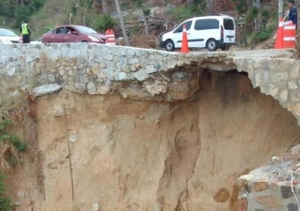 Derrumbe y socavón en Acapulco pone en riesgo a automovilistas