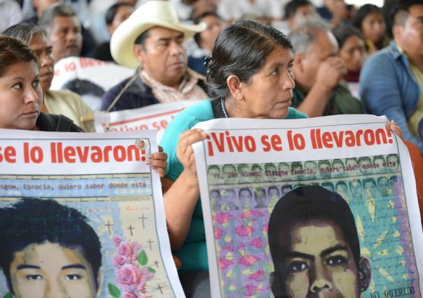 Familiares de normalistas de Ayotzinapa tendrán acceso a los archivos del caso