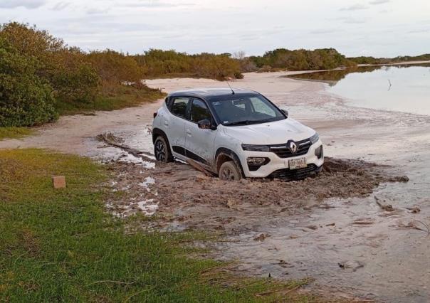 Aventura en Celestún: Turistas terminan varados en el lodo