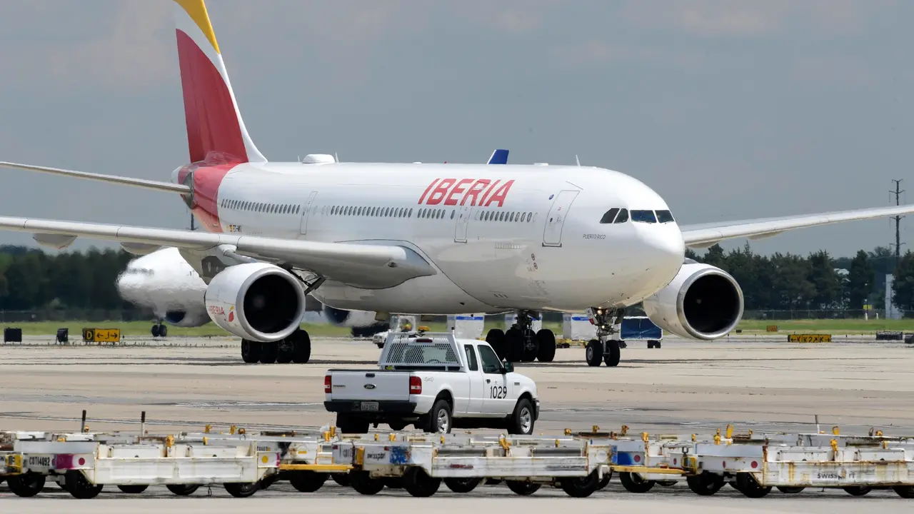 La canción sucede a raíz de las recientes huelgas de trabajadores de la vertiente de handling de la aerolínea española. Fuente: Antena3