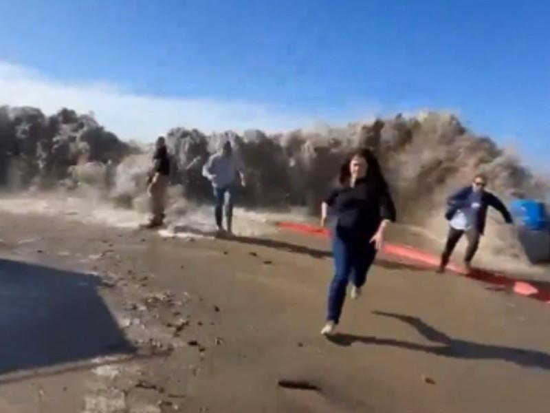 Los residentes ignoraron las órdenes que dieron las autoridades de evacuar la zona y acudieron a la playa como si nada pasara para ver las olas de cerca. Foto: X @JShadab1.