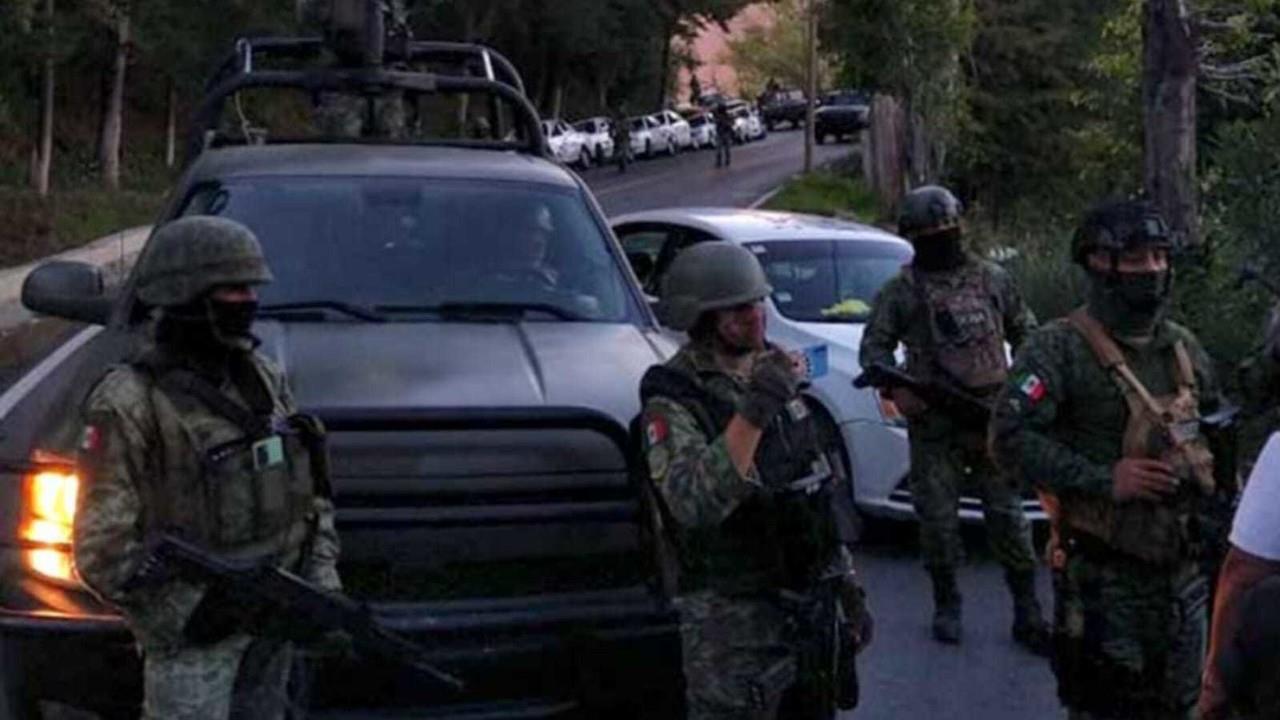 Taxistas bloquean el paso de autoridades federales al sur del Edoméx. Foto: RRSS