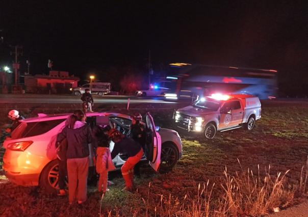 Choque de auto y trailer deja tres heridos en Galeana