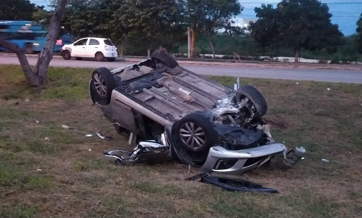 El conductor de un automóvil Swift terminó en el hospital tras salirse de la cinta asfáltica Foto: Cortesía