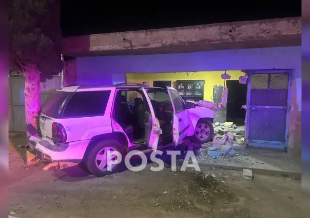 Entra en su camioneta a la cocina de una casa, por falla mecánica