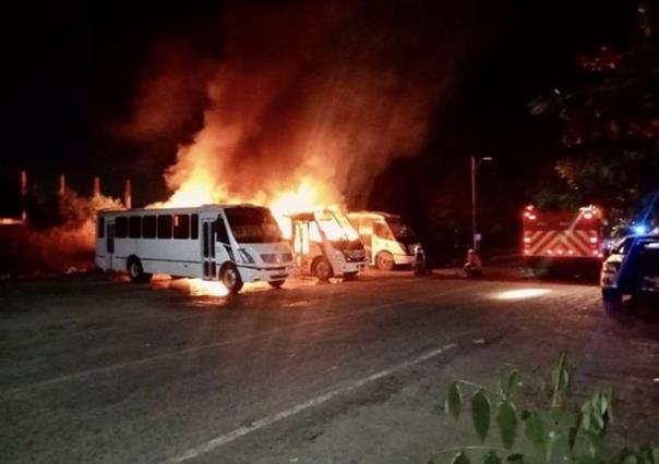 Incendian tres unidades de transporte de personal en Lázaro Cárdenas, Michoacán