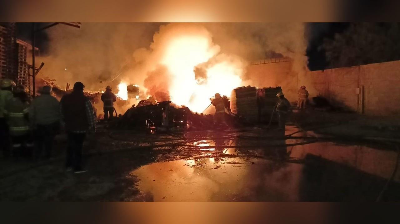 Alrededor de dos mil tarimas se consumieron a causa del fuego que se originó. Foto: Facebook Protección Civil y Bomberos Lerdo.