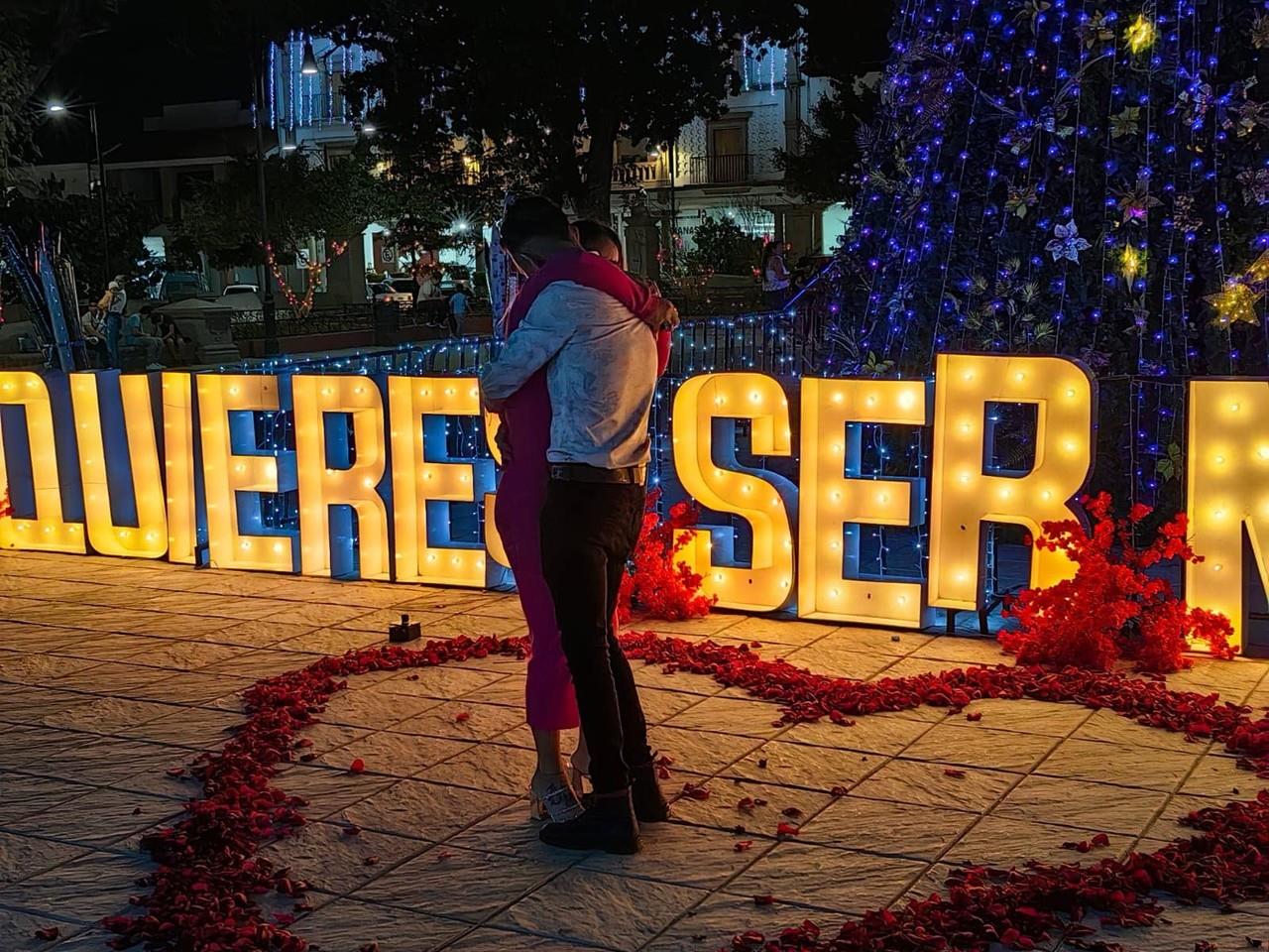 Mujer pide matrimonio a su prometido y lo sorprende (VIDEO)