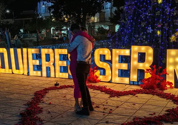 Mujer pide matrimonio a su prometido y lo sorprende (VIDEO)